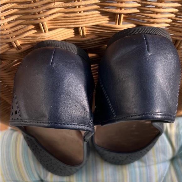 Croft & Barrow Black Perforated Flats - Picture 7 of 8